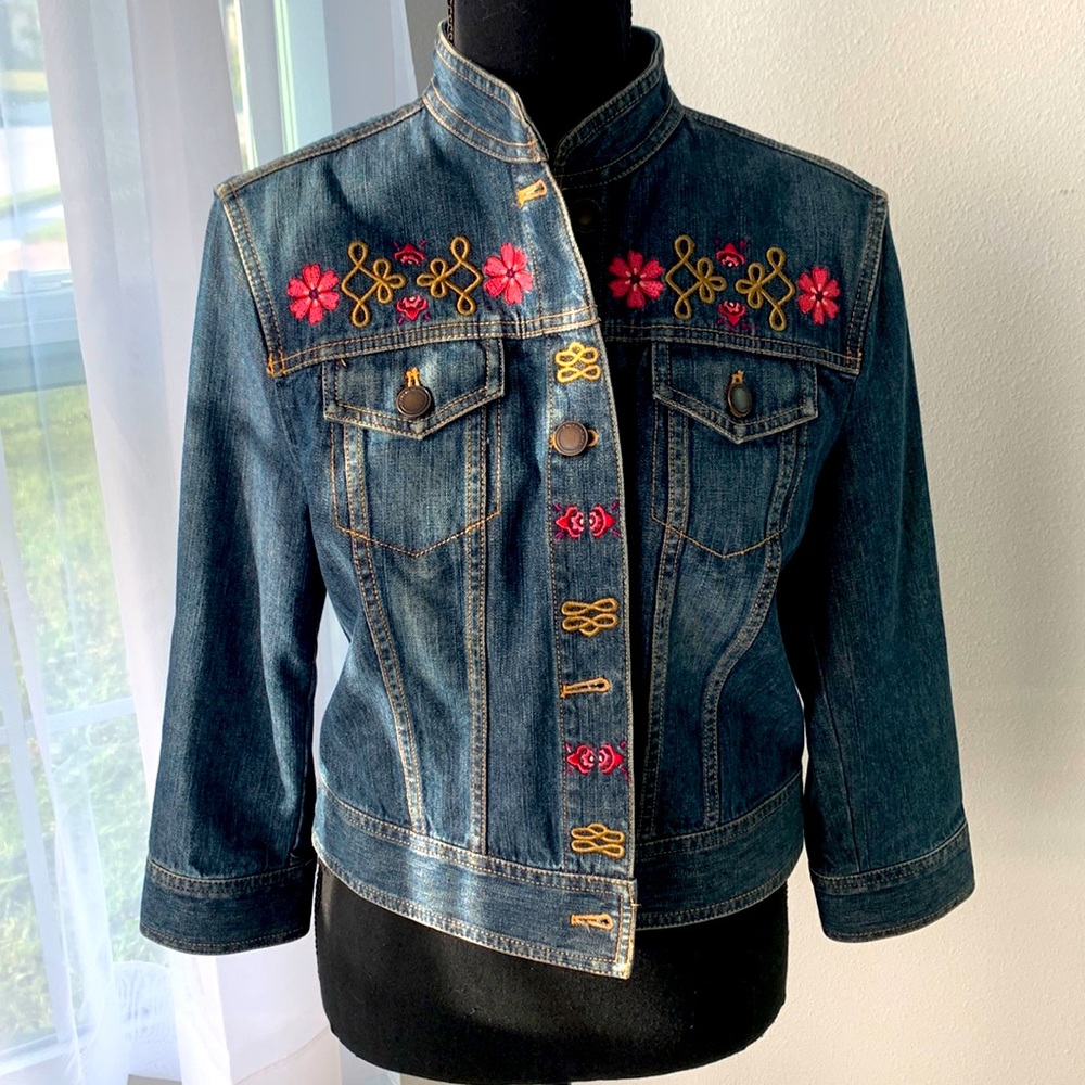 JONES WEAR JEANS Denim Jacket With Pink Floral Embroidery! Size Medium